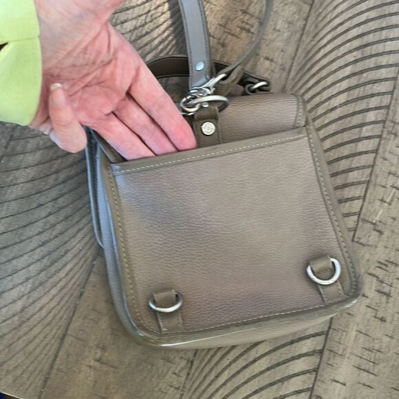 Espirit Vegan Imprinted Leather Look Crossbody and Easy Snap Convenience! ✈️ 🌆 - Picture 16 of 17